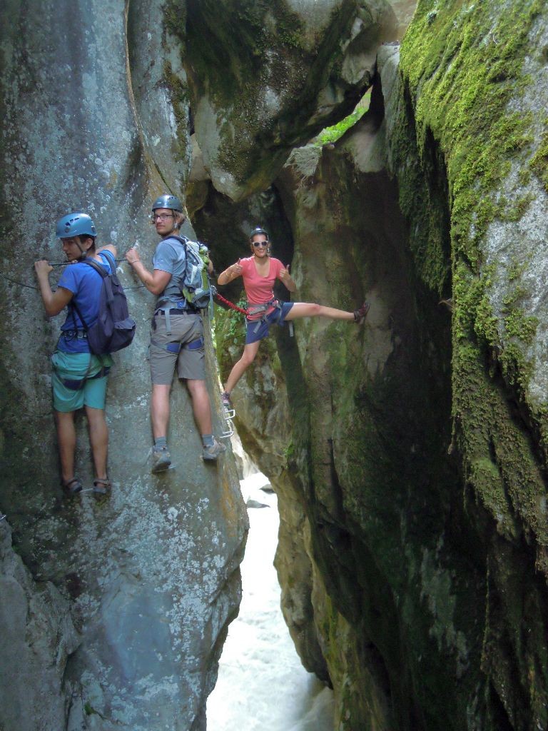 Cours, stages via ferrata briançonnais avec un moniteur