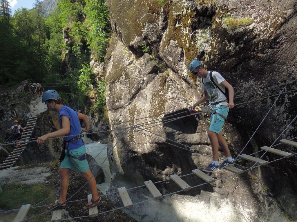 Les moniteurs et guides de via ferrata vous emmenerons sur les parcours d'initiation comme sur les plus sportifs des Hautes Alpes
