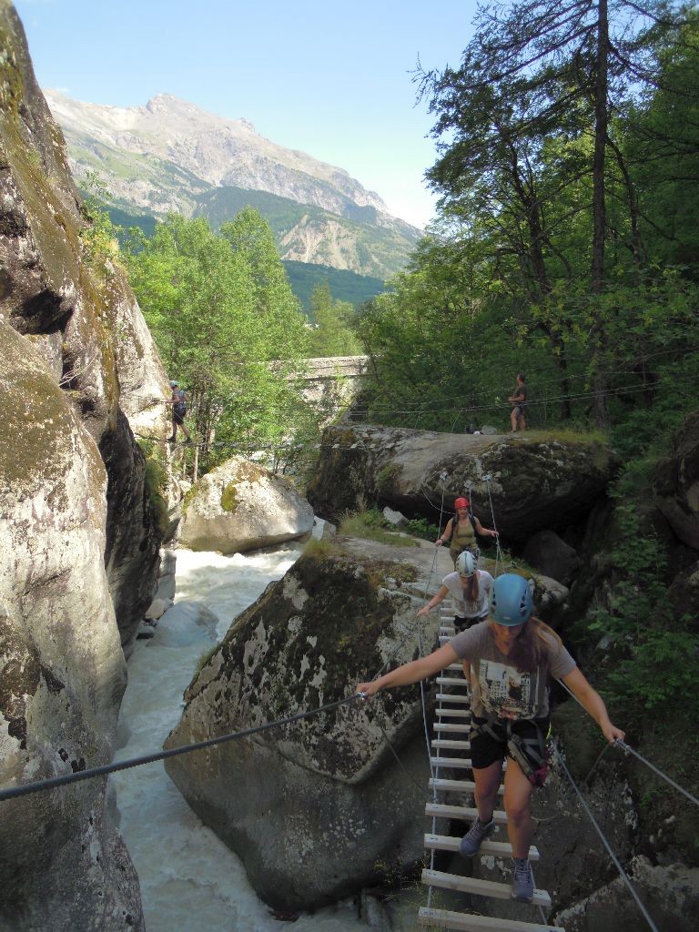Via ferrata découverte Hautes Alpes encadrée par un moniteur