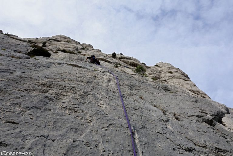Séjour Calanques, tête de la Mounine, escalade par mistral, moniteur d'escalade